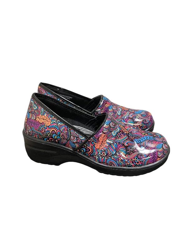 Flats with tough sole layers -Shoes Flats By Clothes Mentor In Multi-colored, Size: 9.5