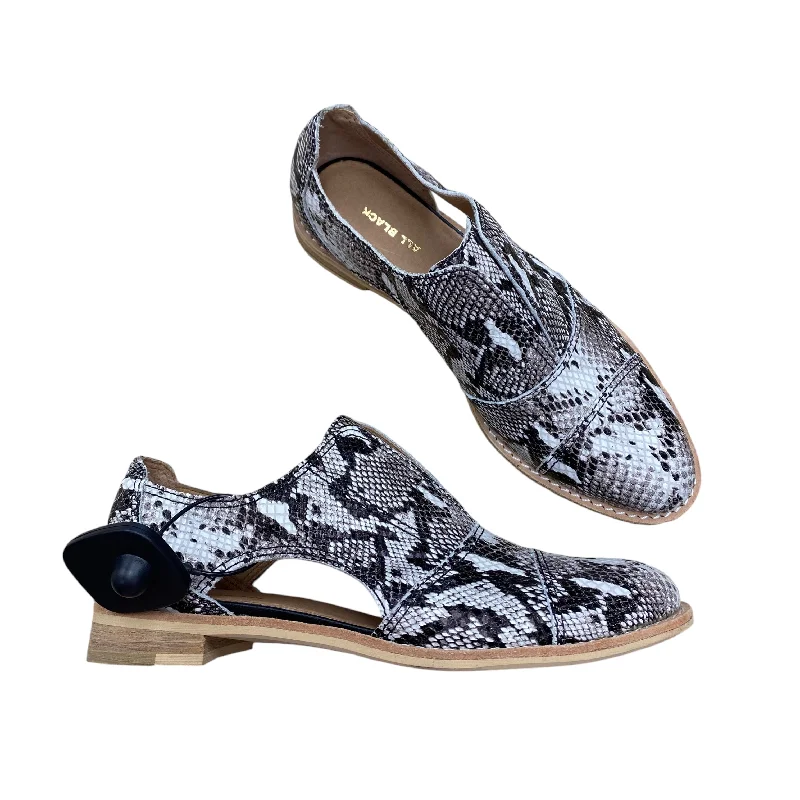 Flats for outdoor dusk vibes -Shoes Flats By All Black In Snakeskin Print, Size: 7