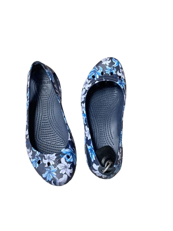 Flats for casual dawn strolls -Shoes Flats By Crocs In Floral Print, Size: 7