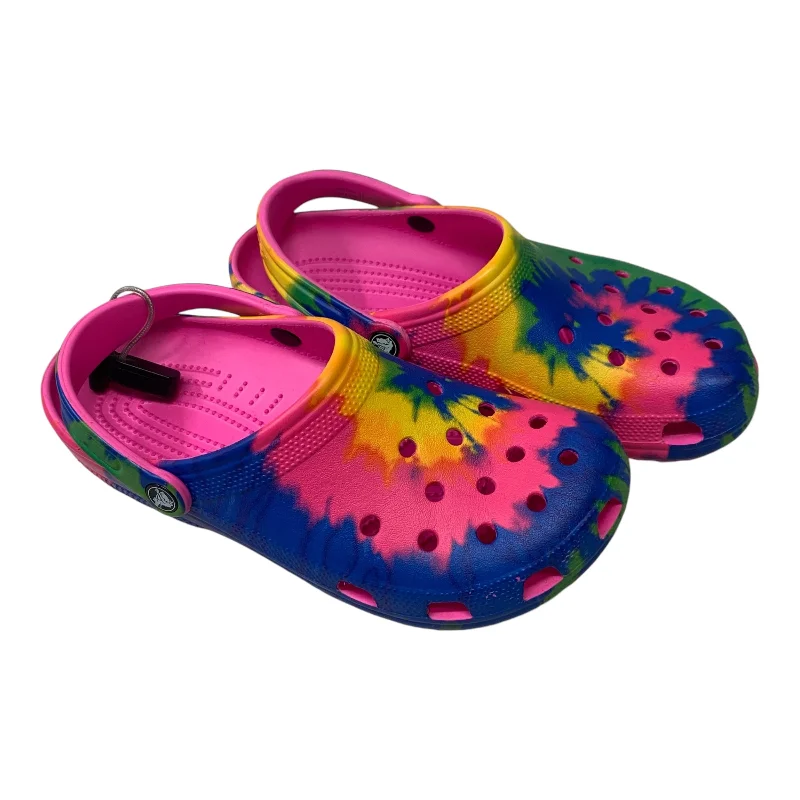 Flats with steady sole padding -Shoes Flats By Crocs In Tie Dye Print, Size: 11