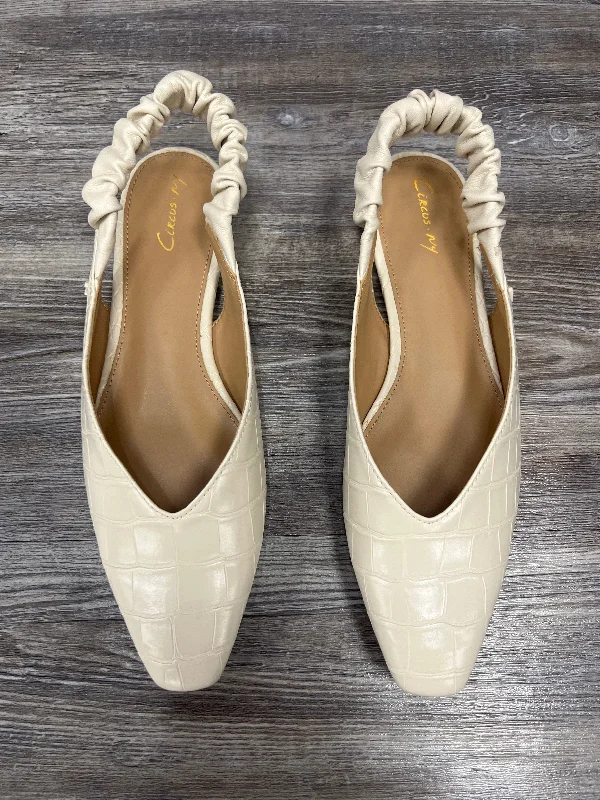 Flats with soft reflective tones -Shoes Flats By Cmc In Cream, Size: 8.5