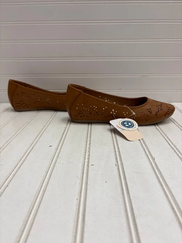 Flats with bold graphic accents -Shoes Flats By Bare Traps In Tan, Size: 8.5