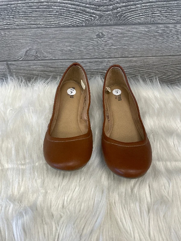 Flats for quiet indoor moments -Shoes Flats By Mossimo In Brown, Size: 7